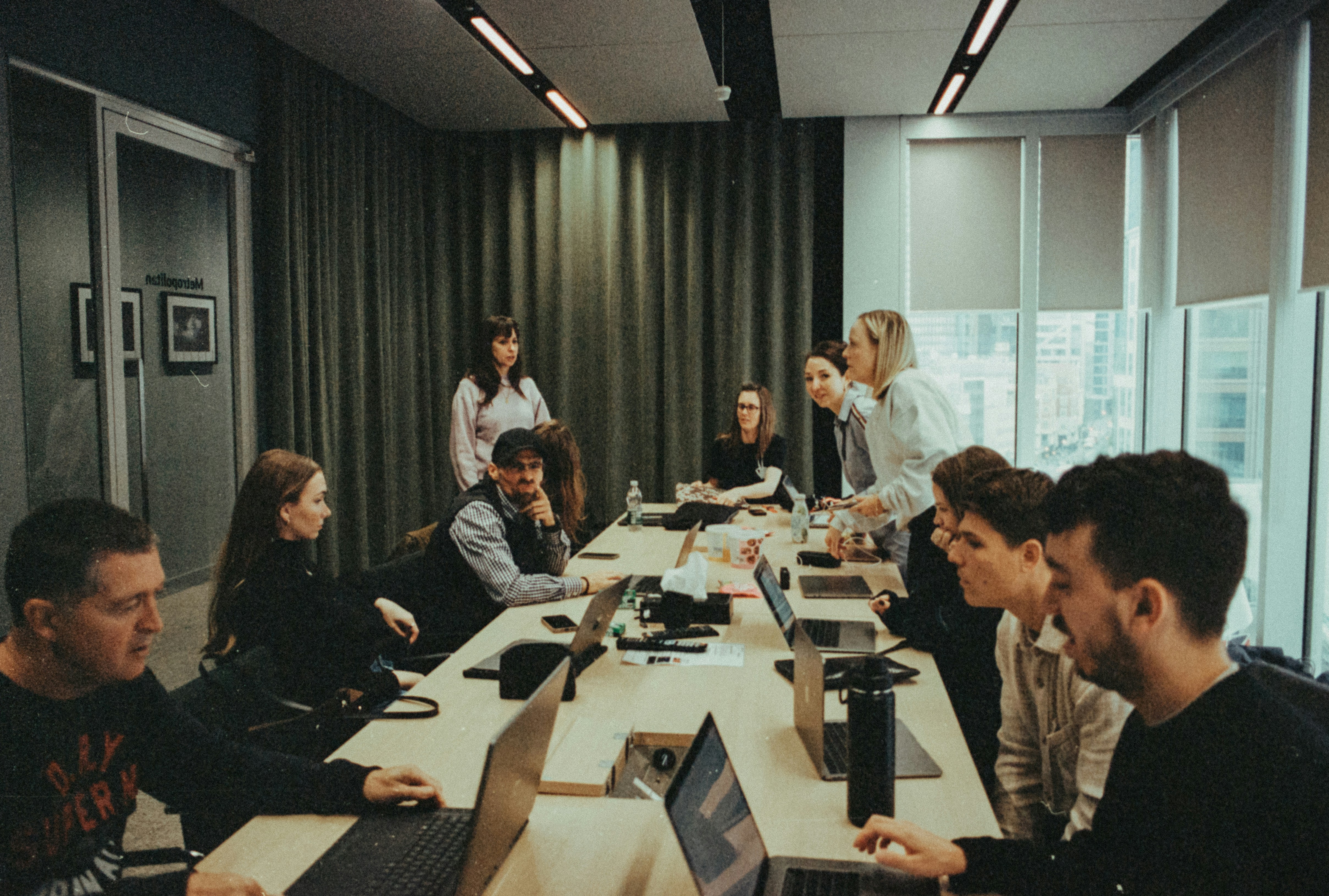 Szkolenie zespołu z cyberbezpieczeństwa w sali konferencyjnej — Red Code Service Wrocław